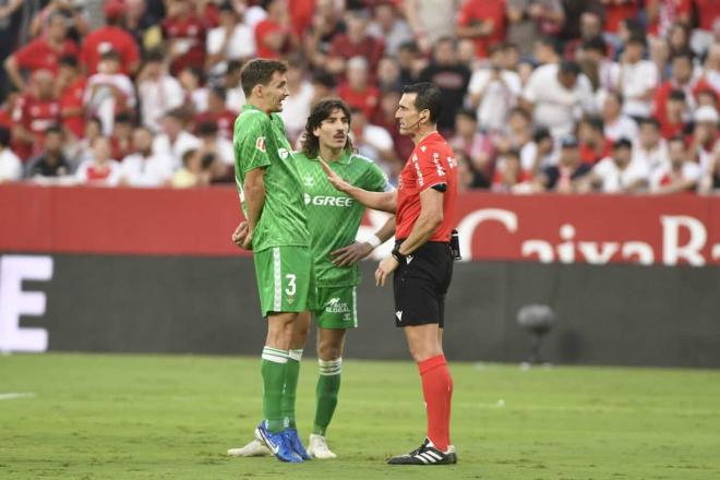 Diego Llorente y Bellerín con Martínez Munuera (foto: Kiko Hurtado).