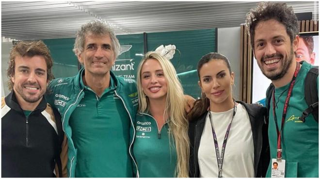 Fernando Alonso y Melissa Jiménez posando juntos con el equipo de Aston Martin. (Fuente: Redes Sociales)