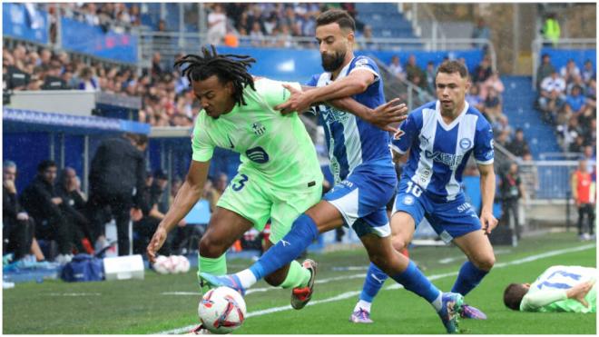 Jules Koundé saltó al campo en la segunda parte en el Alavés-Barcelona (foto: Cordon Press).