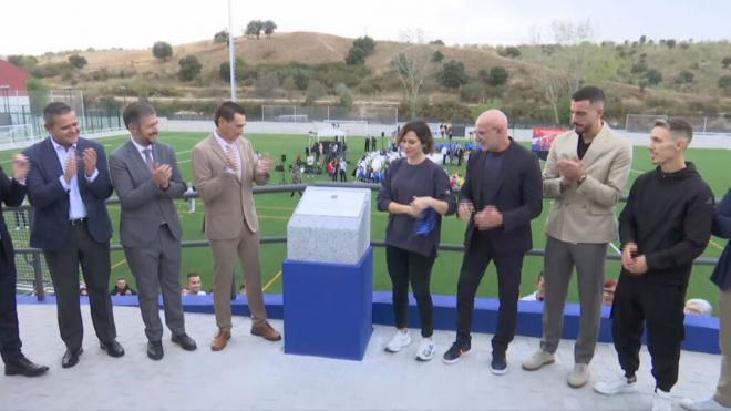 Isabel Díaz Ayuso, en la reapertura del campo de fútbol de Villamanta.