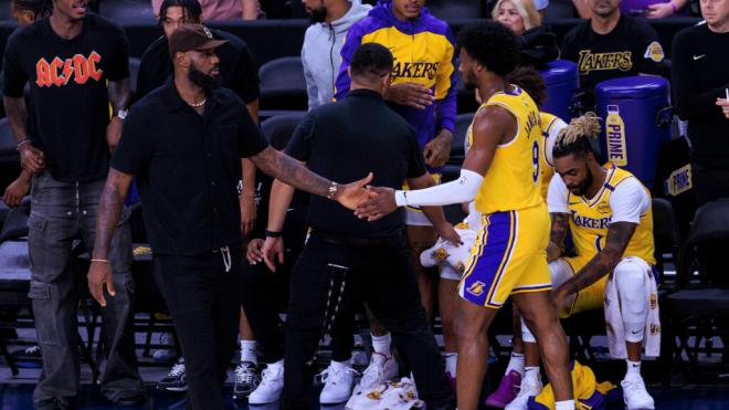 Lebron James y su hijo Bronny en el partido de pretemporada Lakers-Mavericks (foto: Cordon Press).