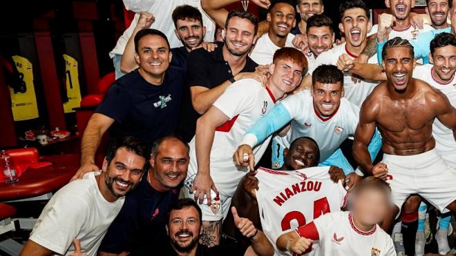 El hijo de Jesús Navas se unió a la celebración del Sevilla en el vestuario. (Fuente: @sevillafc)