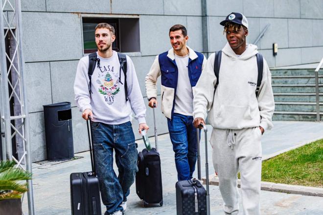 Mingueza llegando a la concentración de la selección (Foto: SeFútbol).