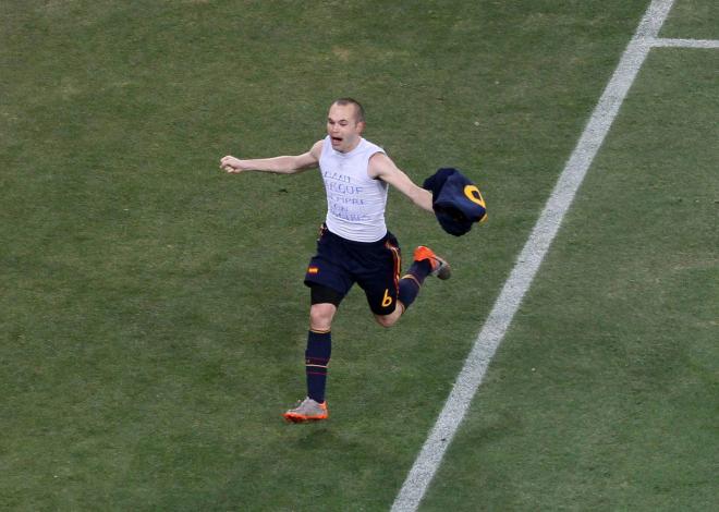 Andrés Iniesta dedicando su gol a Dani Jarque (Cordon Press)