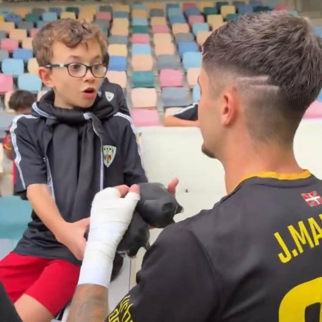 Jesús Martínez regala sus botas a un niño (Foto: Offsider).