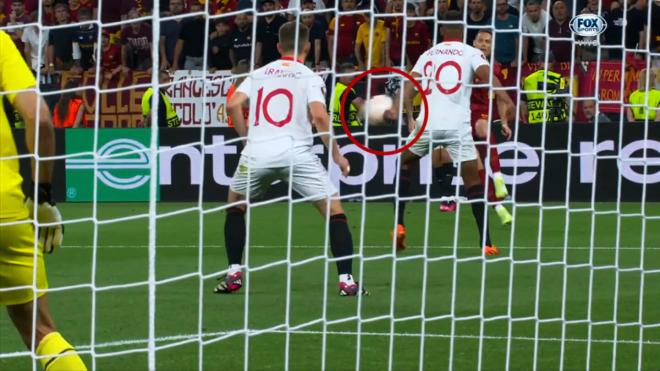 La acción que Diego Llorente protestó en la final de la Europa League.