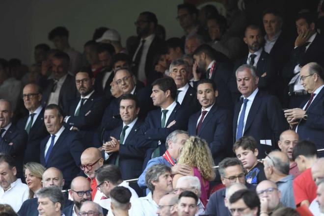 Las autoridades en el derbi en el palco del Sánchez-Pizjuán (Foto: Kiko Hurtado).