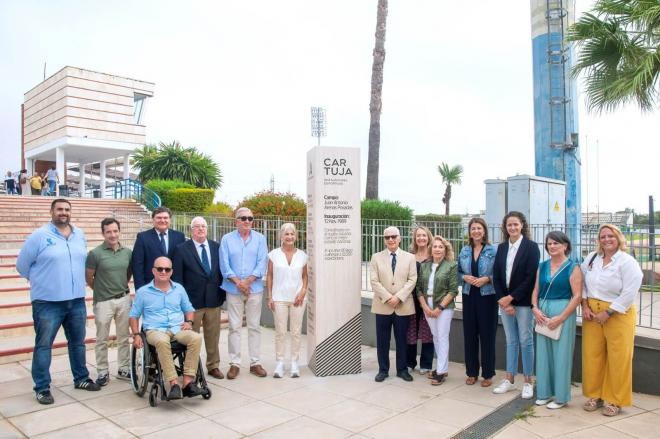 Inauguración del monolito en homenaje a Juan Antonio Arenas en La Cartuja.