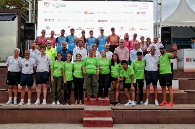 Podio de las vencedoras en la Copa de la Reina de vóley playa en Madrid.