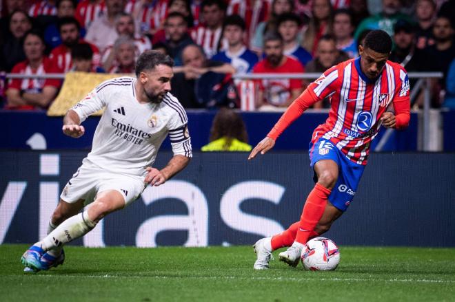 Samu Lino se marcha de Carvajal en el Atlético-Real Madrid (FOTO: Cordón Press).