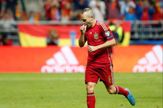 Andrés Iniesta celebra un gol suyo en el Tartiere con la Selección Española (Foto: Real Oviedo).