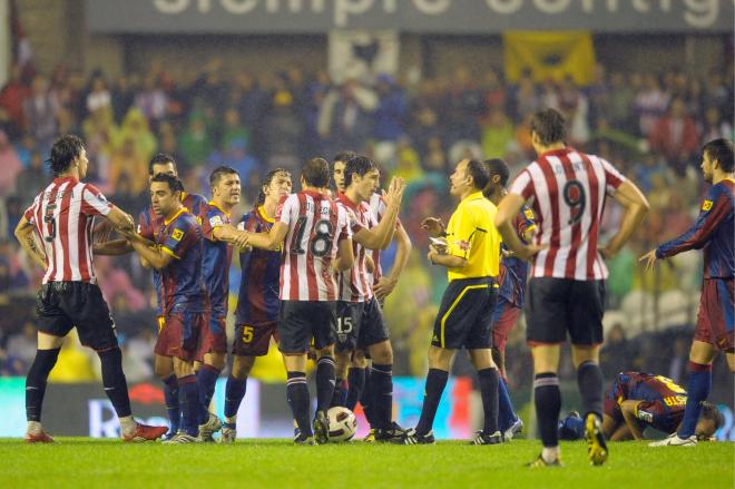 El Athletic protesta la expulsión de Amorebieta por culpa de Iniesta (Foto: José Bretón/Cordon P