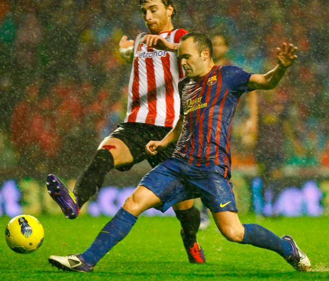 Fernando Amorebieta defiende a Andrés Iniesta (Foto: CordonPress).