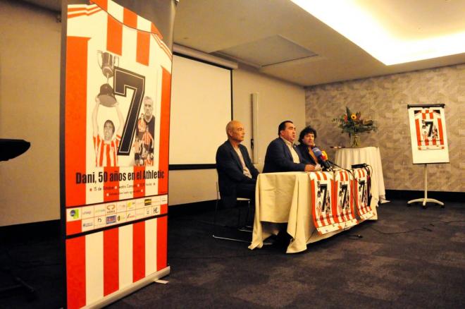 La presentación del Homenaje a Dani, leyenda del Athletic Club, con Bolaños, Crespo y Urtubi (Foto: El Desmarque).