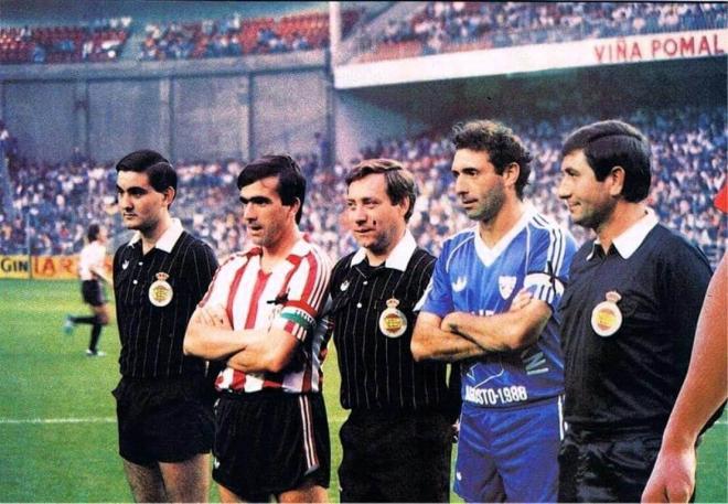 El árbitro Urizar Azpitarte, entre Dani y Quini en un homenaje celebrado en el año 1986 en San Mamés.