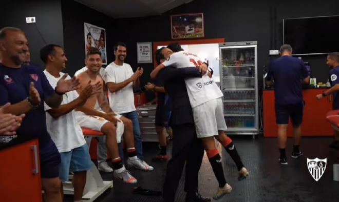 Jesús Navas celebra con el presidente la victoria en el derbi.