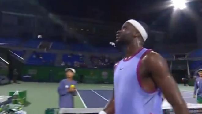 Frances Tiafoe se dirige al juez de silla (Foto: Tennis TV)