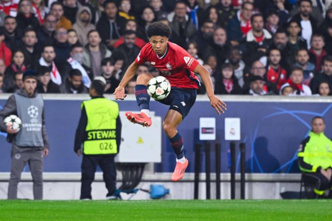 Tiago Santos intenta controlar un balón en un partido del Lille (FOTO: Cordón Press).