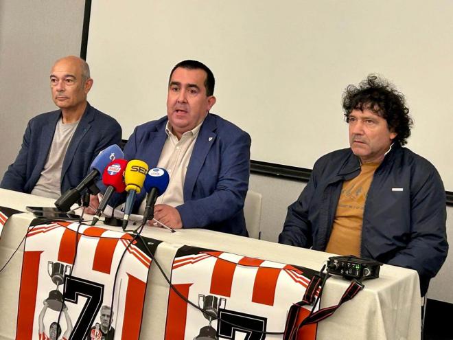 Patxi Bolaños, Iñigo Crespo e Ismael Urtubi, en la presentación del próximo Homenaje a Dani, leyenda del Athletic Club (Foto: El Desmarque Bizkaia).