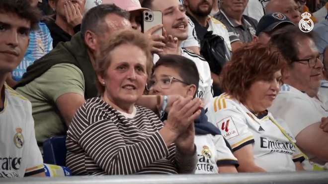 Lucas disfrutando del partido junto a su abuela (Real Madrid TV)