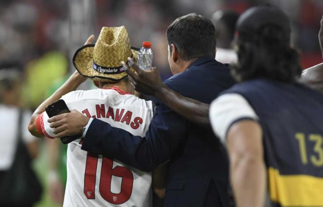 Jesús Navas, con el sombrero que le regalaron a Sambi Lokonga (Foto: Kiko Hurtado).