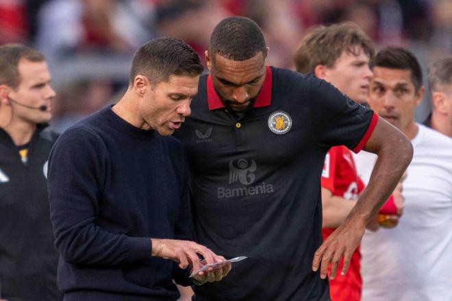 Xabi Alonso y Jonathan Tah, en un partido del Bayer Leverkusen (FOTO: Cordón Press).