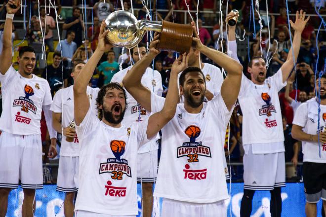 Sergio Llull y Felipe Reyes levantando la Liga Endesa 2014/15 (Foto: Cordon Press)