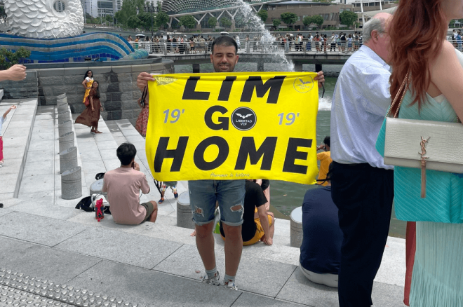 Dani en Singapur protesta contra Peter Lim (Foto: @daaanii1414)