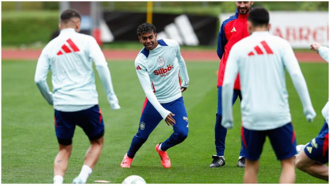 Lamine Yamal durante un entrenamiento con la Selección Española. (Fuente: Europa Press)