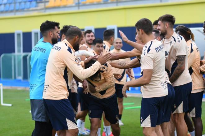 Jugadores del Cádiz CF reciben a Melendo (Foto: Cádiz CF).