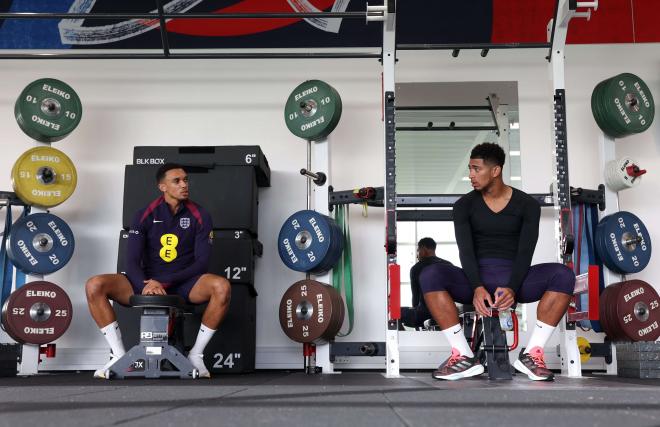 Jude Bellingham y Alexander Arnold, entrenándose en el gimnasio con Inglaterra (Foto: @England),