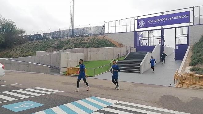 Los jugadores del Real Valladolid se retiran del entrenamiento por el temporal.