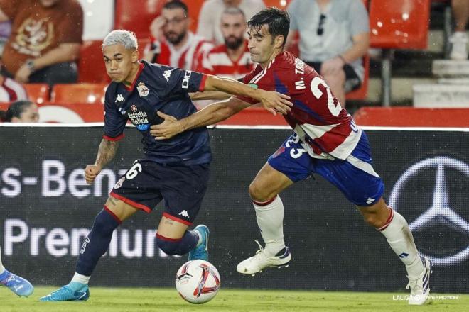 Juan Gauto pugna con Manu Trigueros (Foto: LaLiga).