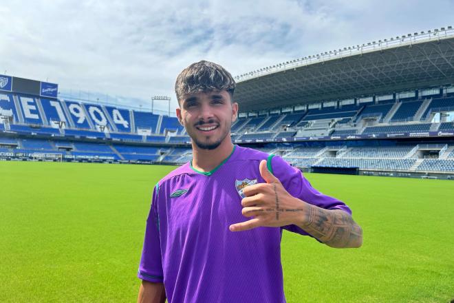 Kevin Medina posa para ElDesmarque con la mítica camiseta morada de 2008. (Foto: A. Fuentes)