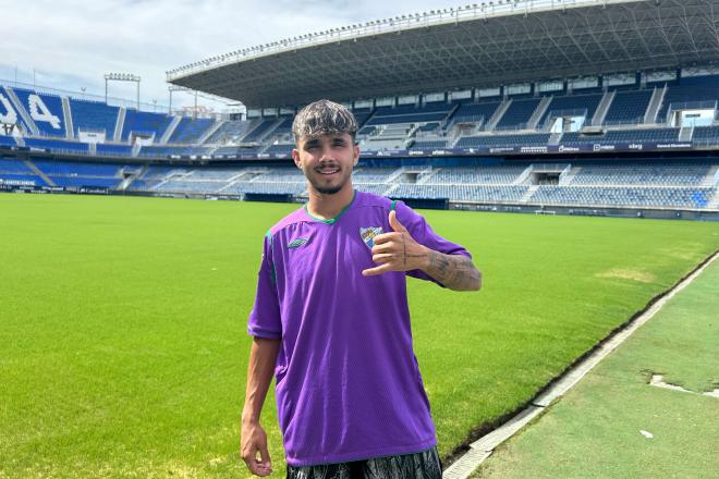 Kevin Medina posa para ElDesmarque con la mítica camiseta morada de 2008. (Foto: A. Fuentes)