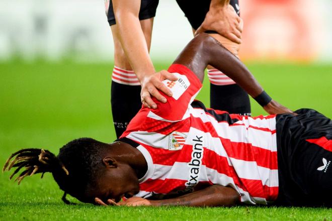 Nico Williams se duele de un golpe durante un partido en San Mamés (Foto: Athletic Club).