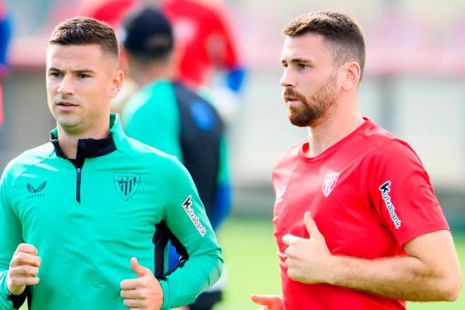 Gorka Guruzeta y el portero Unai Simón, que aún no ha podido jugar un solo minuto, se entrenan en Lezama (Foto: Athletic Club).