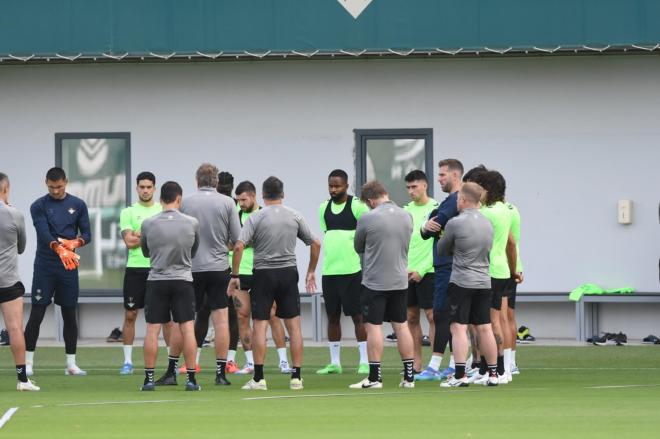 La charla de Cousillas en el entrenamiento (Foto: Kiko Hurtado)