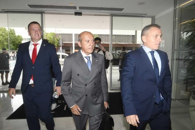 Llegada de José María del Nido Benavente, junto a Ángel Delgado, al Hotel Los Lebreros (Foto: Kiko Hurtado).