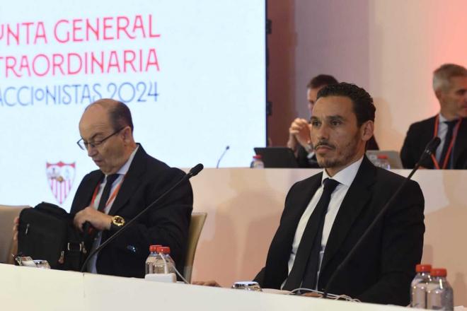 Del Nido Carrasco, presidente del Sevilla, y Pepe Castro, en la II Junta General Extraordinaria de 2024 (Foto: Kiko Hurtado)