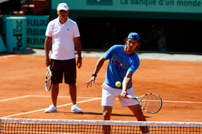 Toni Nadal junto a Rafa en un entrenamiento (Foto: Cordon Press)