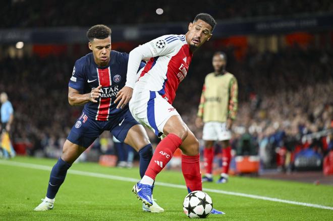 William Saliba defiende una acción en el Arsenal-PSG (Foto: Cordon Press).