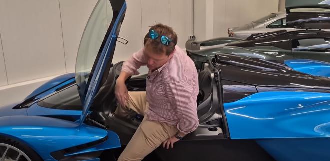 Bajarse del Aston Martin Valkyrie no es nada sencillo (YouTube)