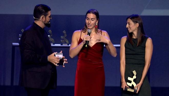 Laura Ester y Bea Ortiz recogen el premio de la selección española femenina de waterpolo.