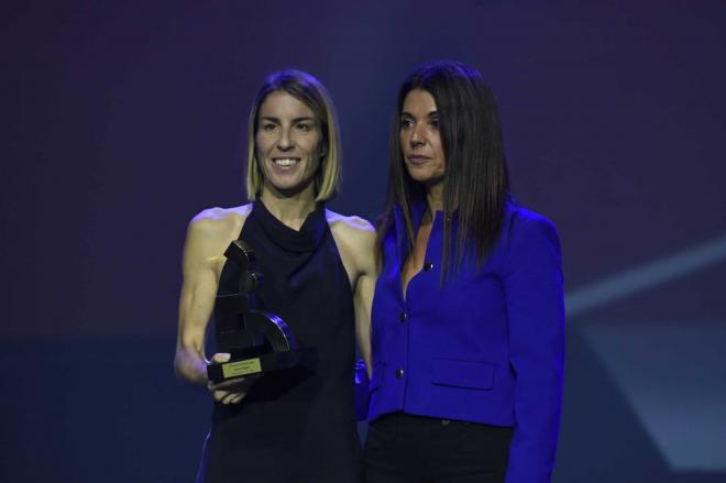 Elena Congost, con su medalla en la II Gala Desmarcadas (Foto: Kiko Hurtado).