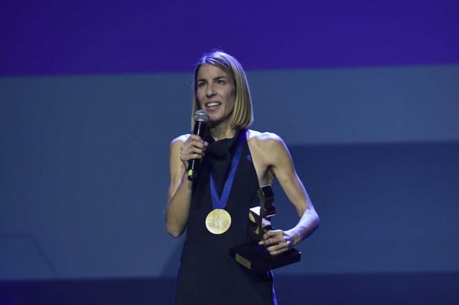 Elena Congost, con su medalla en la II Gala Desmarcadas (Foto: Kiko Hurtado).