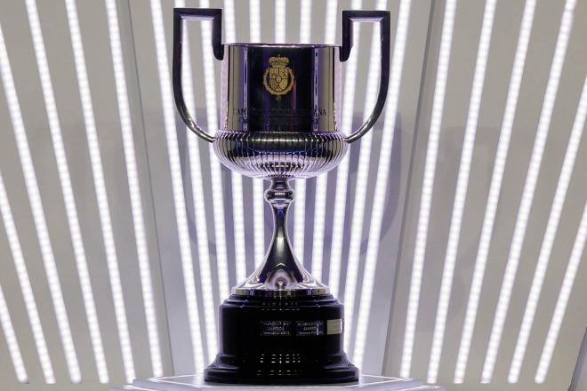 El trofeo de la Copa del Rey es exhibido durante el sorteo. (FOTO: EFE).