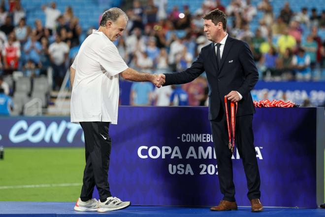 Marcelo Bielsa recibiendo la llamada de la Copa América (Cordon Press)