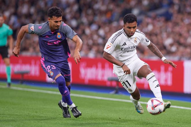 El Hilali, en una jugada con Rodrygo Goes (FOTO: Cordón Press).