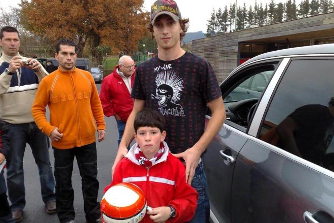 Un por entonces niño Imanol Vilella, autor del presente artículo, posaba con el central del Athletic Club Fernando Amorebieta en Lezama.